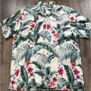 Tommy Bahama Large floral 100% silk short sleeve button down preowned
